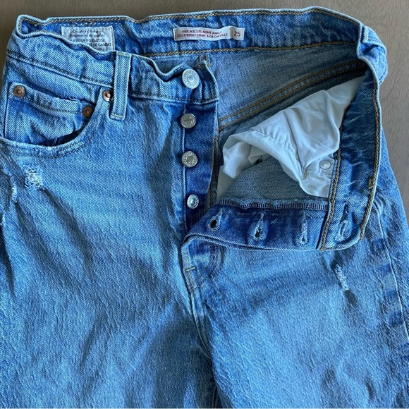 Levi’s Light Blue Ribcage Straight Ankle Jeans - Picture 3 of 7